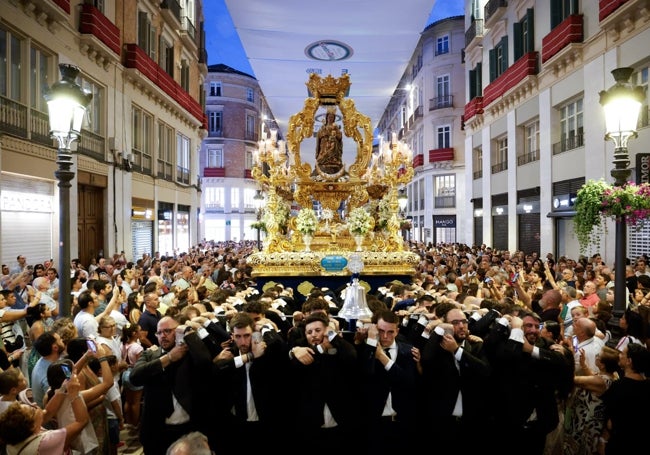 La Patrona de Málaga, a su paso por la calle Larios.